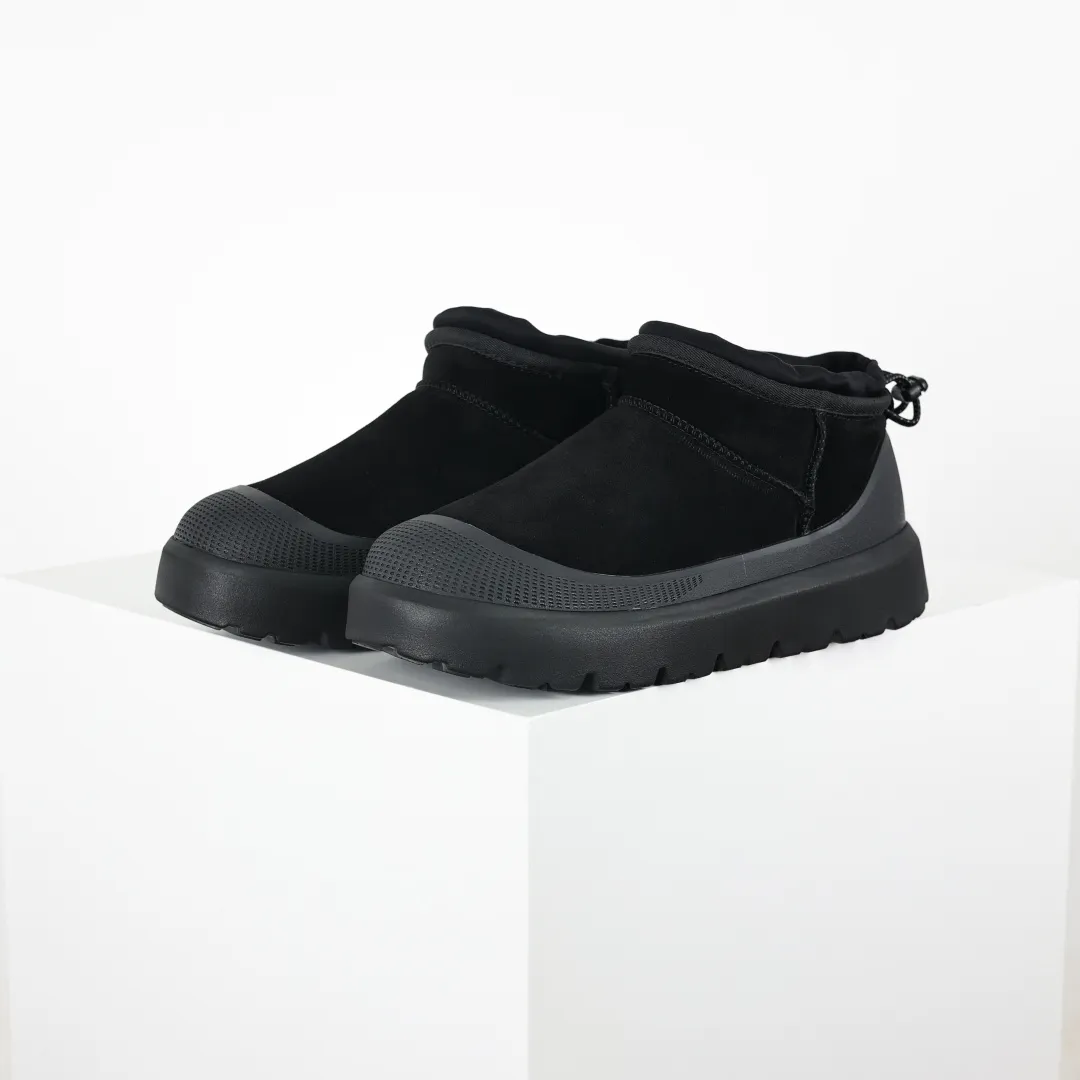 Copy price 💰700 Core recommendation Good price It is a very suitable choice for home furnishings. In recent years, uug has launched a series of styles, which are partial to the preferences of young consumers and have also moved to the forefront of fashion trends. Shoe material: water-repellent coated suede upper, 17mm UGGPURE™ implantable wool insole, lightweight non-slip and comfortable rubber outsole, with brand LOGO and trademark. Comes with a full set of packaging. Size: 35 36 37 38 39 40 41 42 43 44 45
